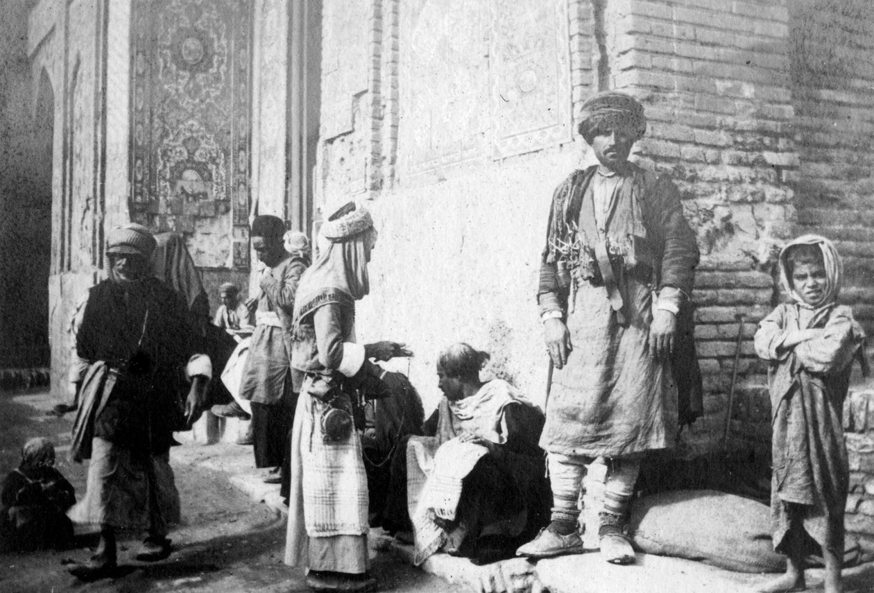 Kurdský holič, mimo mešitu Kazimain, Irák, 1917-1919 od Unbekannt