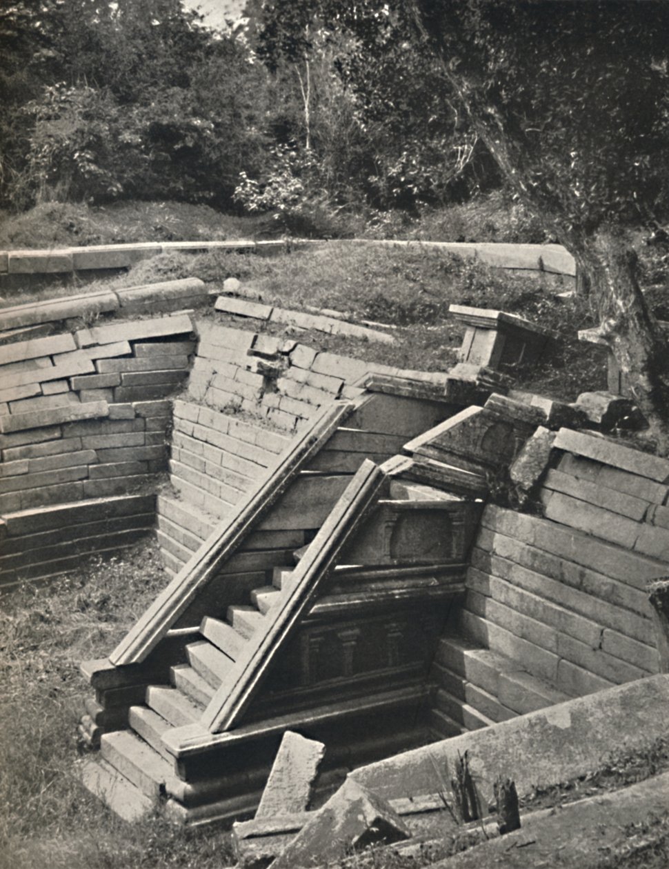 Kuttam Pokuna Die zwei Badeteich Anuradhapura, 1926 od Unbekannt