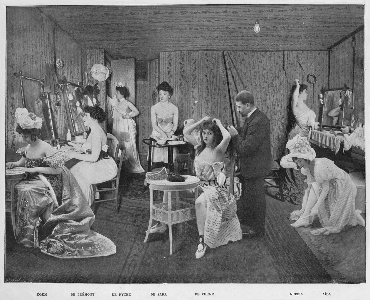 The Dressing In The Loges, 1900 od Unbekannt