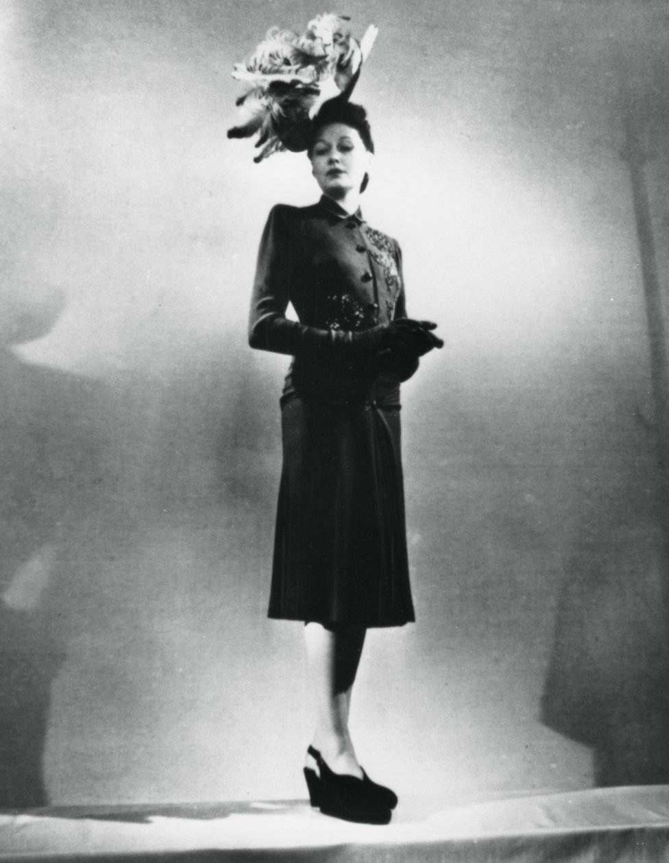 La femme chic, outfit od francouzského módního návrháře Jacquese Fatha, Paříž, leden 1943 od Unbekannt