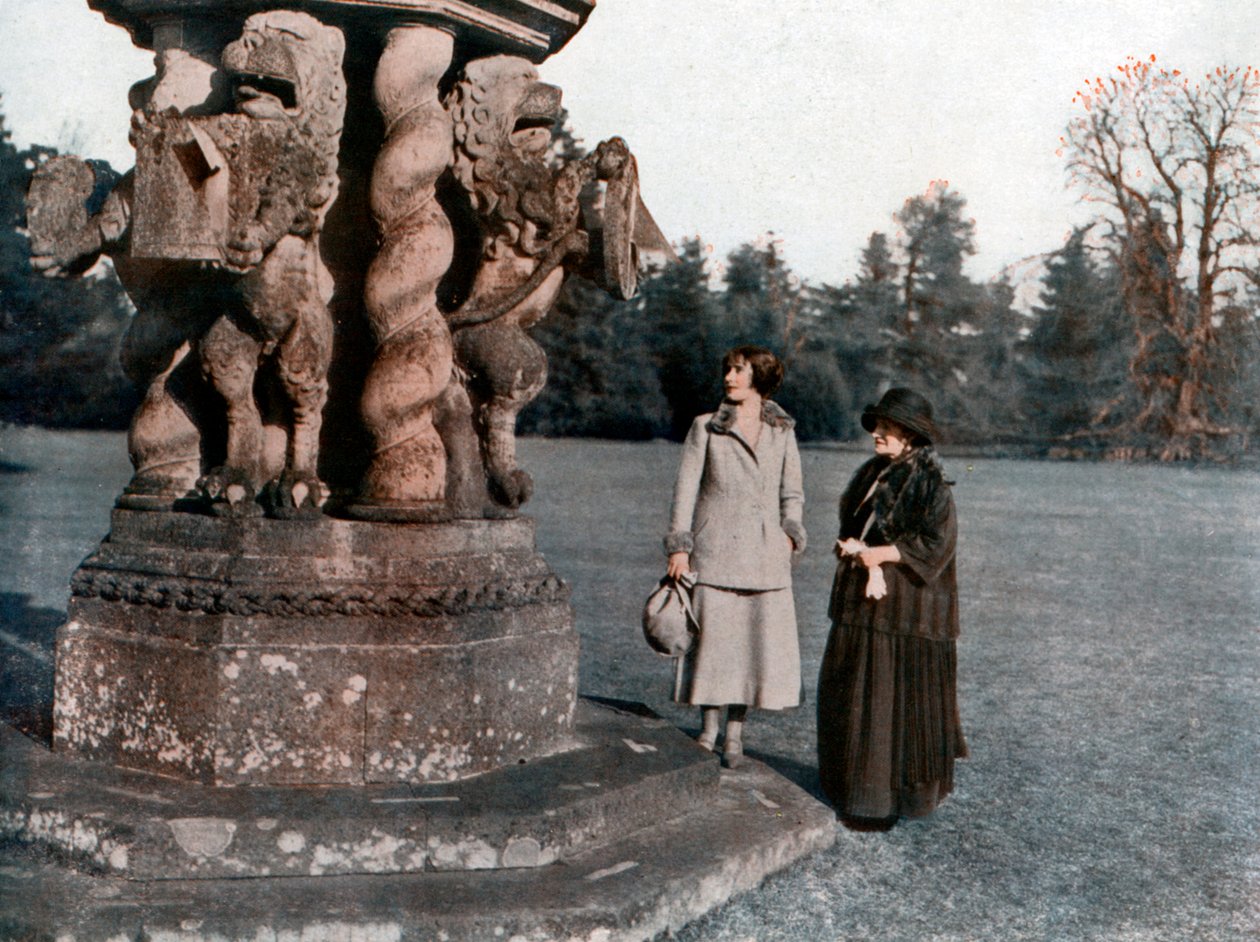 Lady Elizabeth Bowes-Lyon a hraběnka ze Strathmore, Glamis Castle, Skotsko, 1923 od Unbekannt
