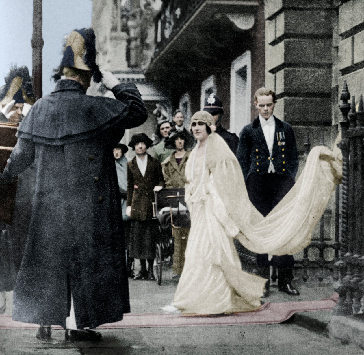 Lady Elizabeth Bowes-Lyon na cestě ke svatbě ve Westminsterském opatství, 26. dubna 1923, 1937 od Unbekannt