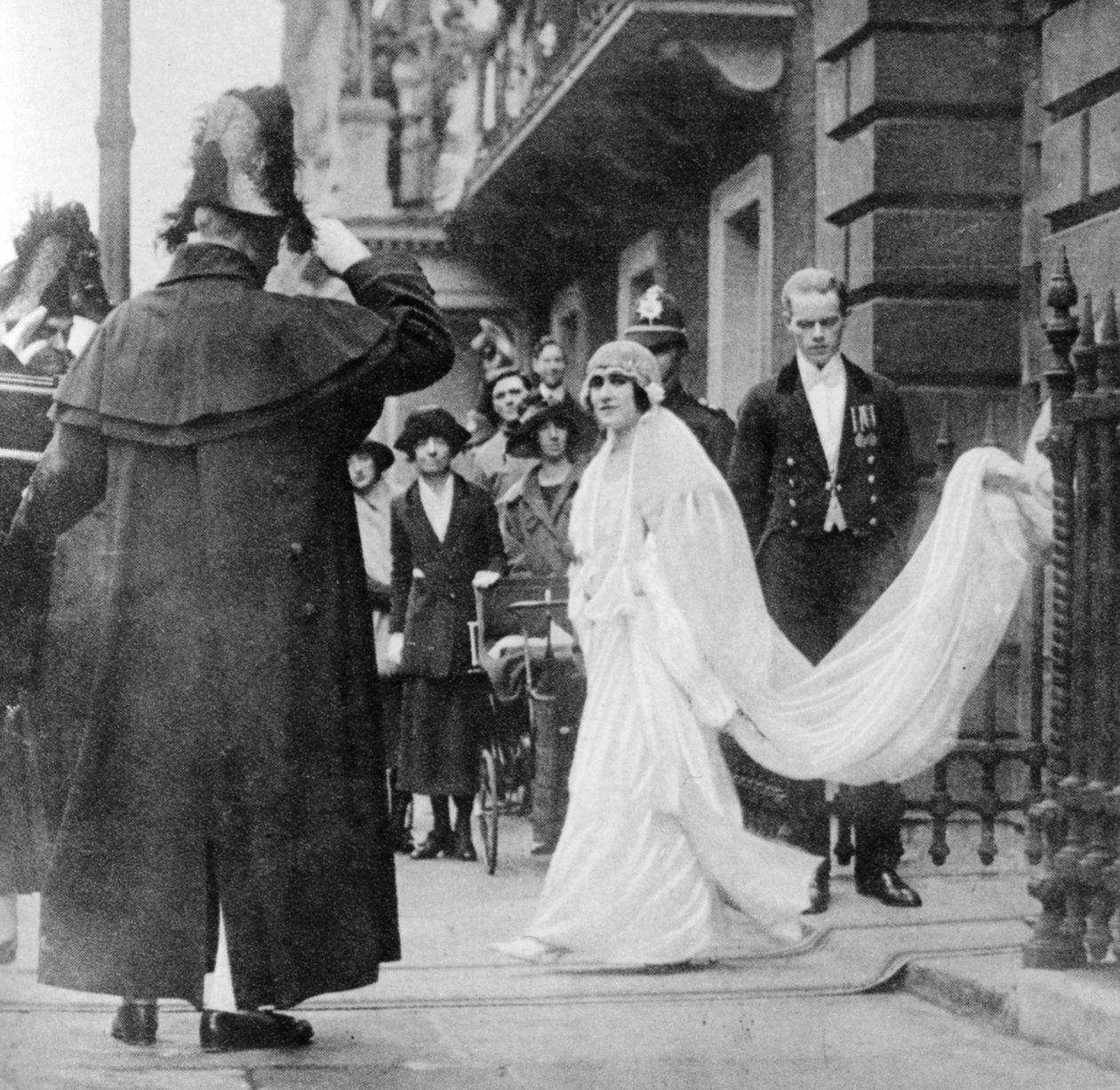Lady Elizabeth Bowes-Lyon na cestě ke svatbě ve Westminsterském opatství, 26. dubna 1923, 1937 od Unbekannt