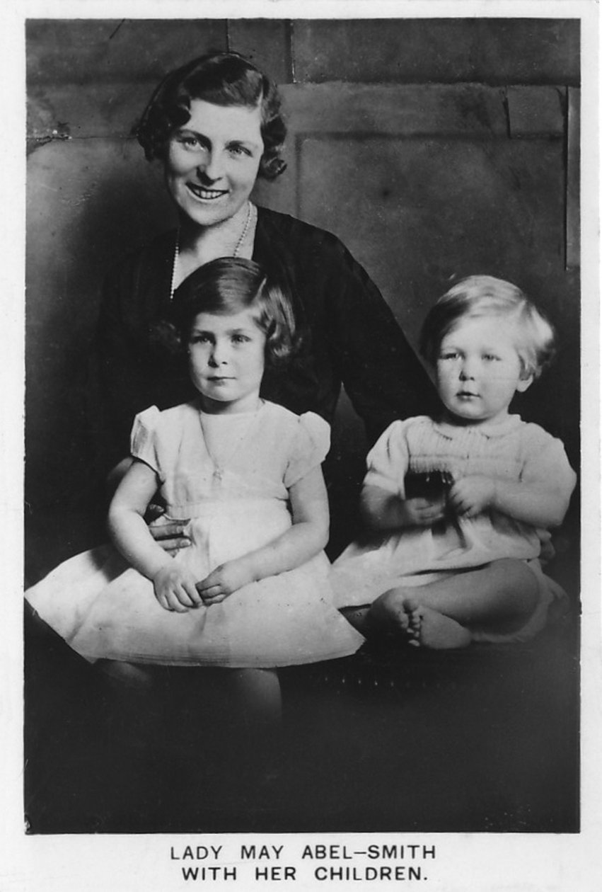 Lady May Abel-Smith se svými dětmi, 1937 od Unbekannt