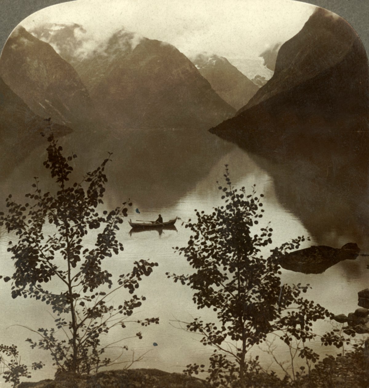 Jezero Loen – napájené ledovci na horských březích pokrytých mraky – Norsko, c1905. od Unbekannt