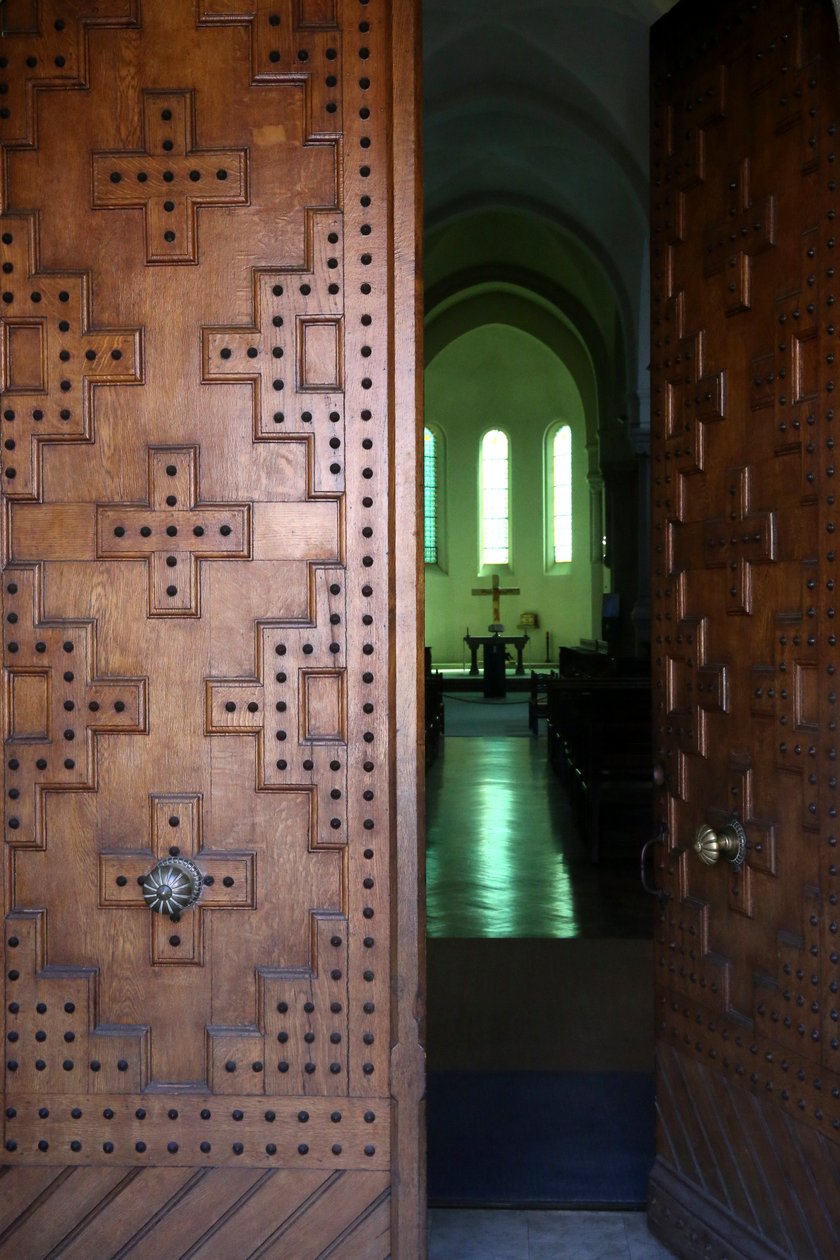 Le Plantay, Ain, Francie – opatství Notre-Dame des Dombes. Hlavní dveře kostela. od Unbekannt