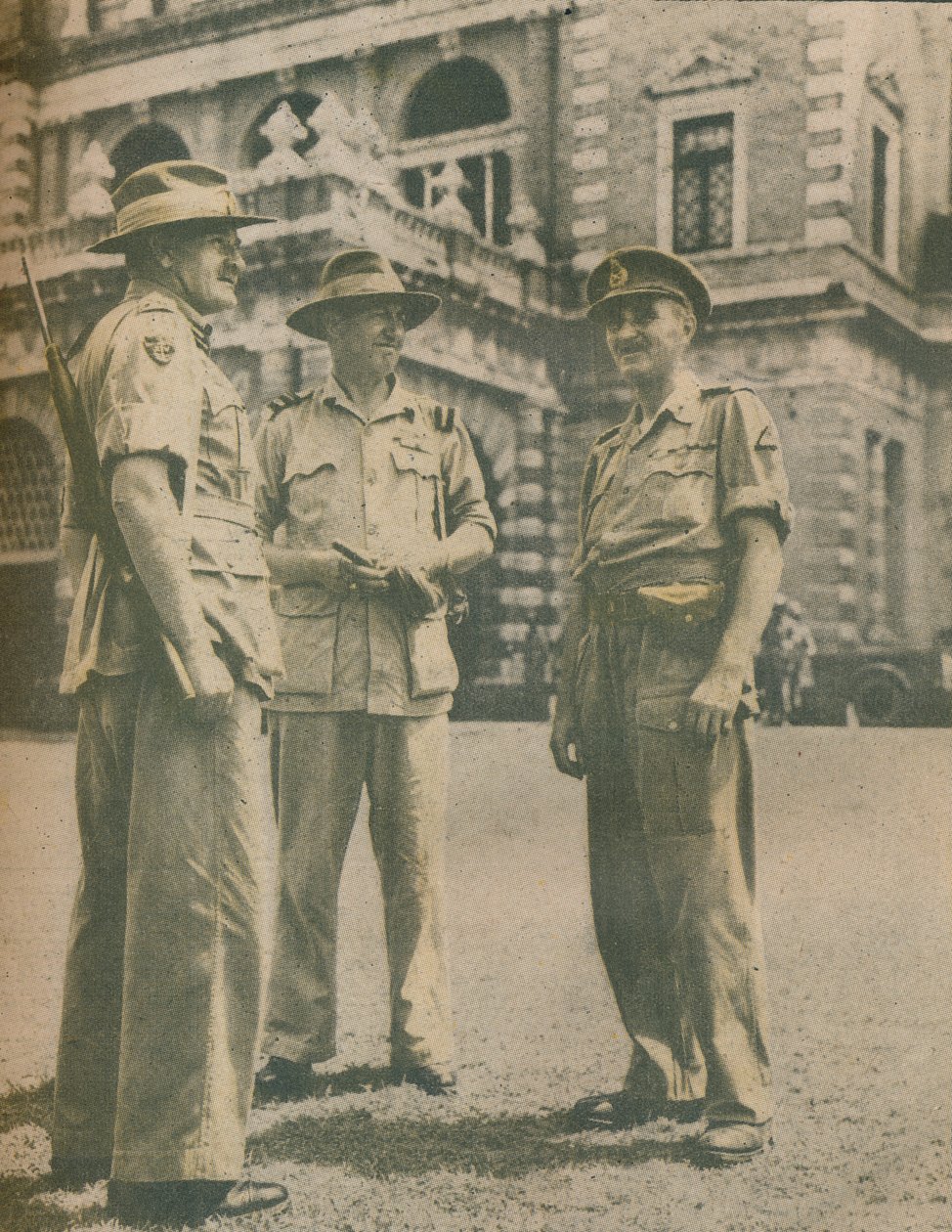 Vedoucí představitelé barmského tažení se setkali v Rangúnu poté, co města padla 3. května 1945, 1945 od Unbekannt