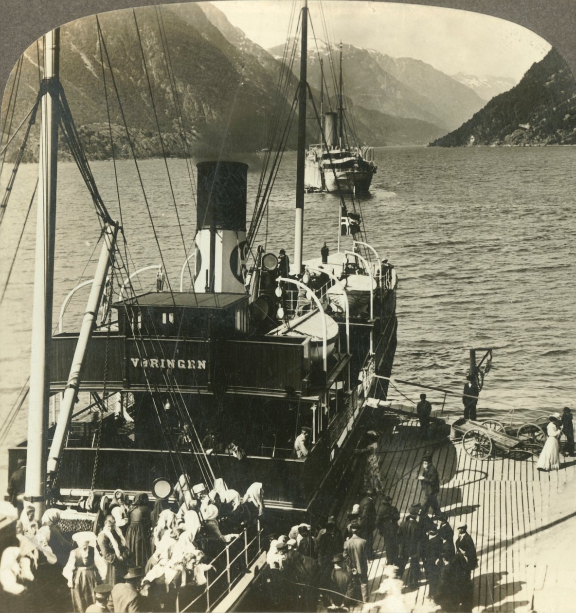 Opouštíme Odde na exkurzi do malebného Sorfjordu s horskými stěnami, Norsko, c1905. od Unbekannt