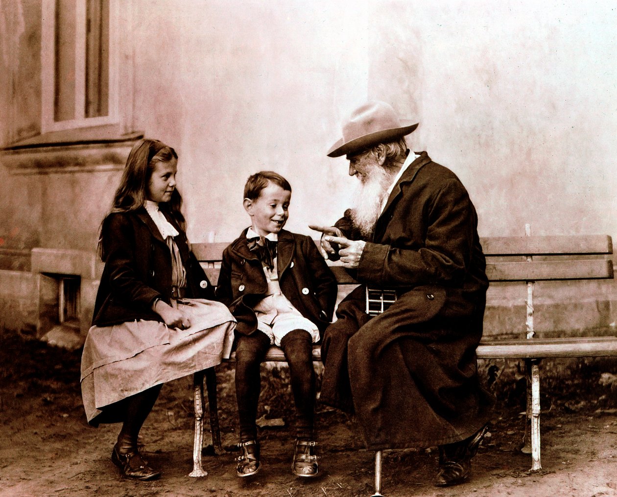 Lev Tolstoj, ruský spisovatel, filozof a mystik, vyprávějící svým vnoučatům příběh, c1890-1910 od Unbekannt