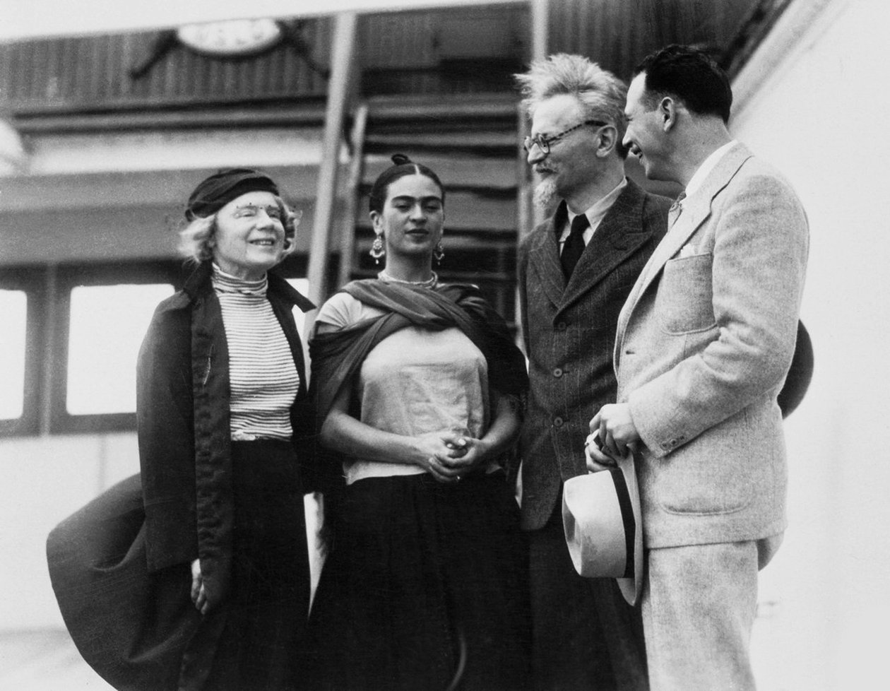 Leon Trockij s manželkou Natalií Sedovou a mexickou umělkyní Fridou Kahlo, 1937 od Unbekannt