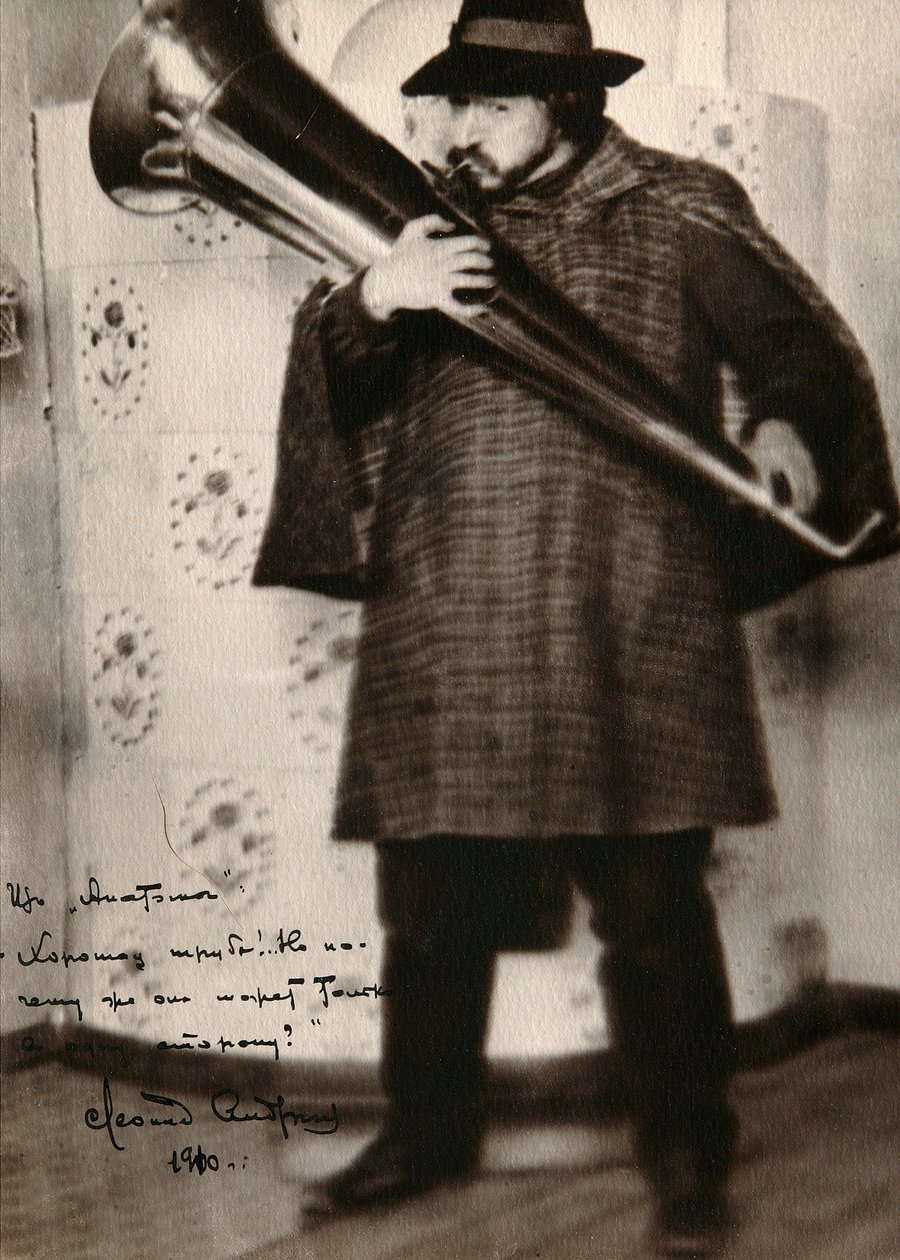 Leonid Andrejev, ruský autor, hrající na hudební nástroj, c1900 od Unbekannt
