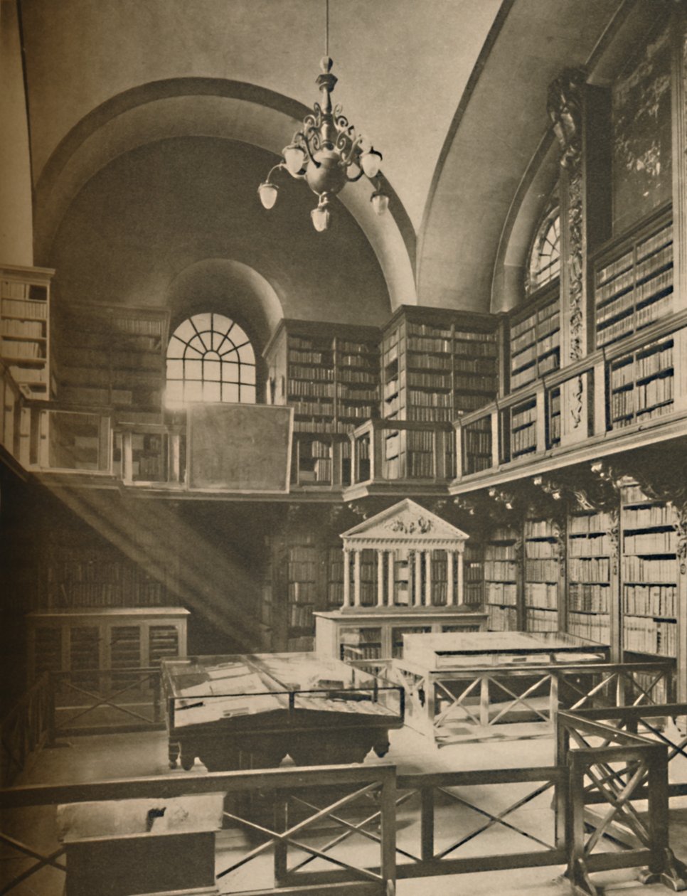 Knihovna katedrály St. Pauls nahoře v západní transeptu, c1935. od Unbekannt