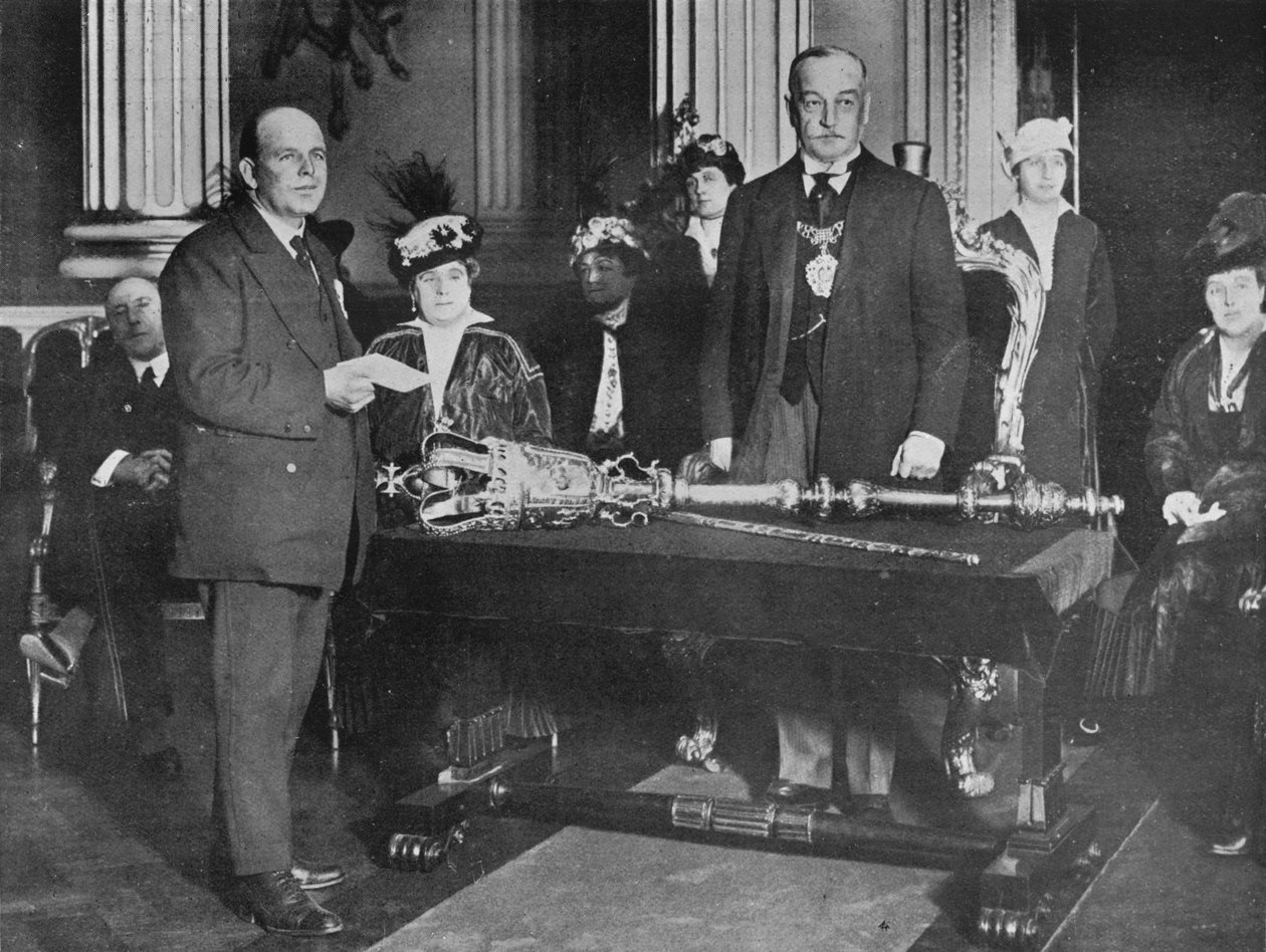 poručík Bell, R.N.R., kapitán Thordis, předáván primátorem Londýna r od Unbekannt