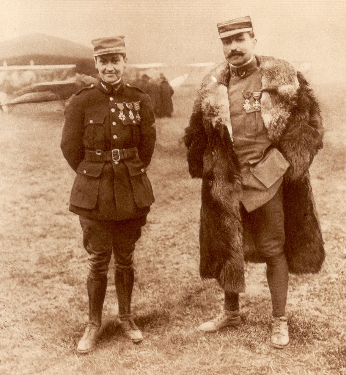 Poručík Georges Guynemer a kapitán Felix Brocard, francouzští stíhací piloti, 5. února 1916 od Unbekannt