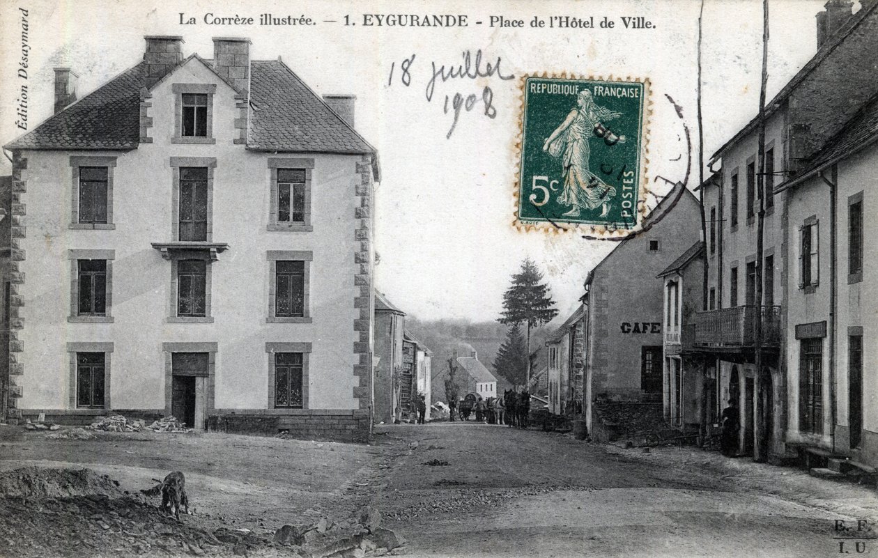 Limousin, Correze (19), Eygurande: pohled na Place de l
