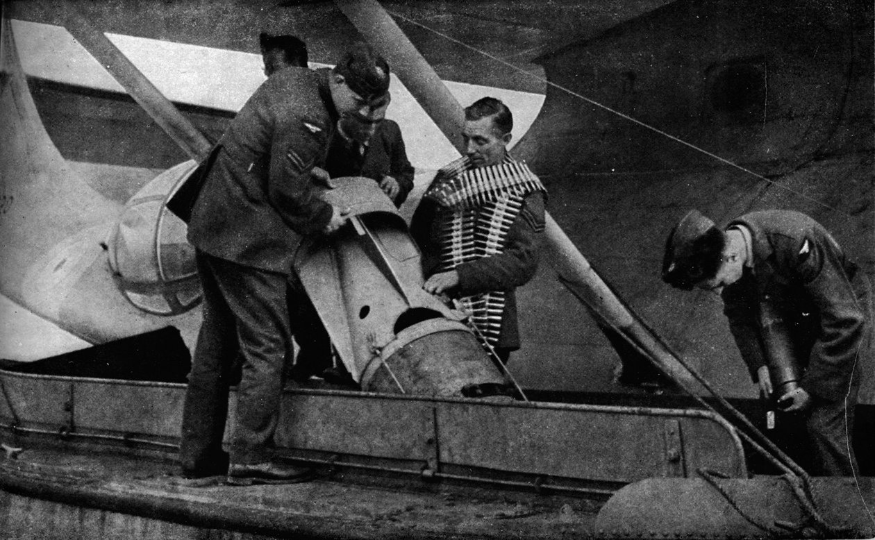 Nakládání bomb na letadlo RAF během druhé světové války, c1940 1943 od Unbekannt