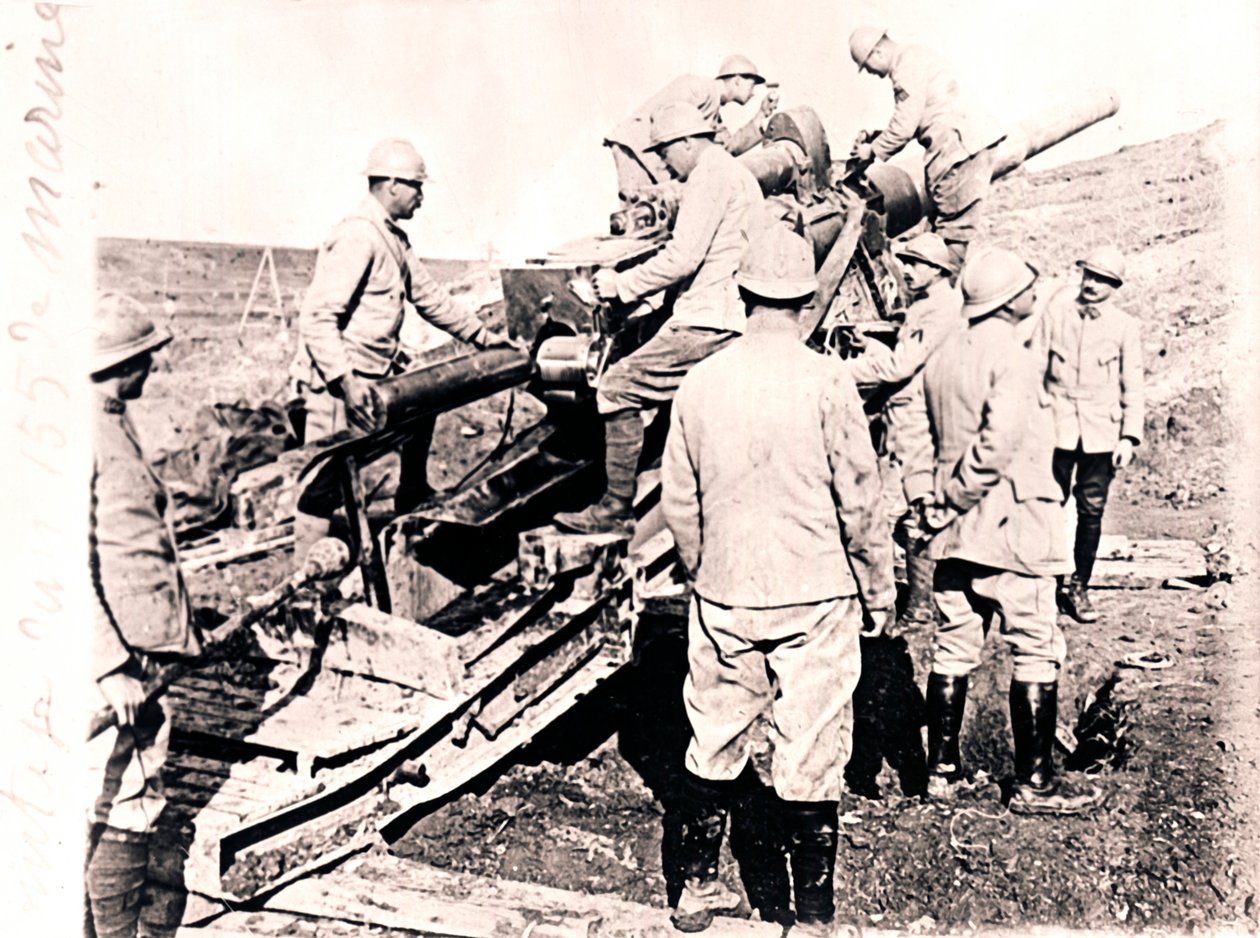 Nabíjení granátu do 155 mm děla, c1914-c1918 od Unbekannt