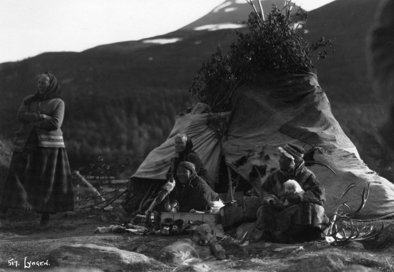 Místní ženy, Lyngen, severní Norsko, 20. až 30. léta 20. století od Unbekannt