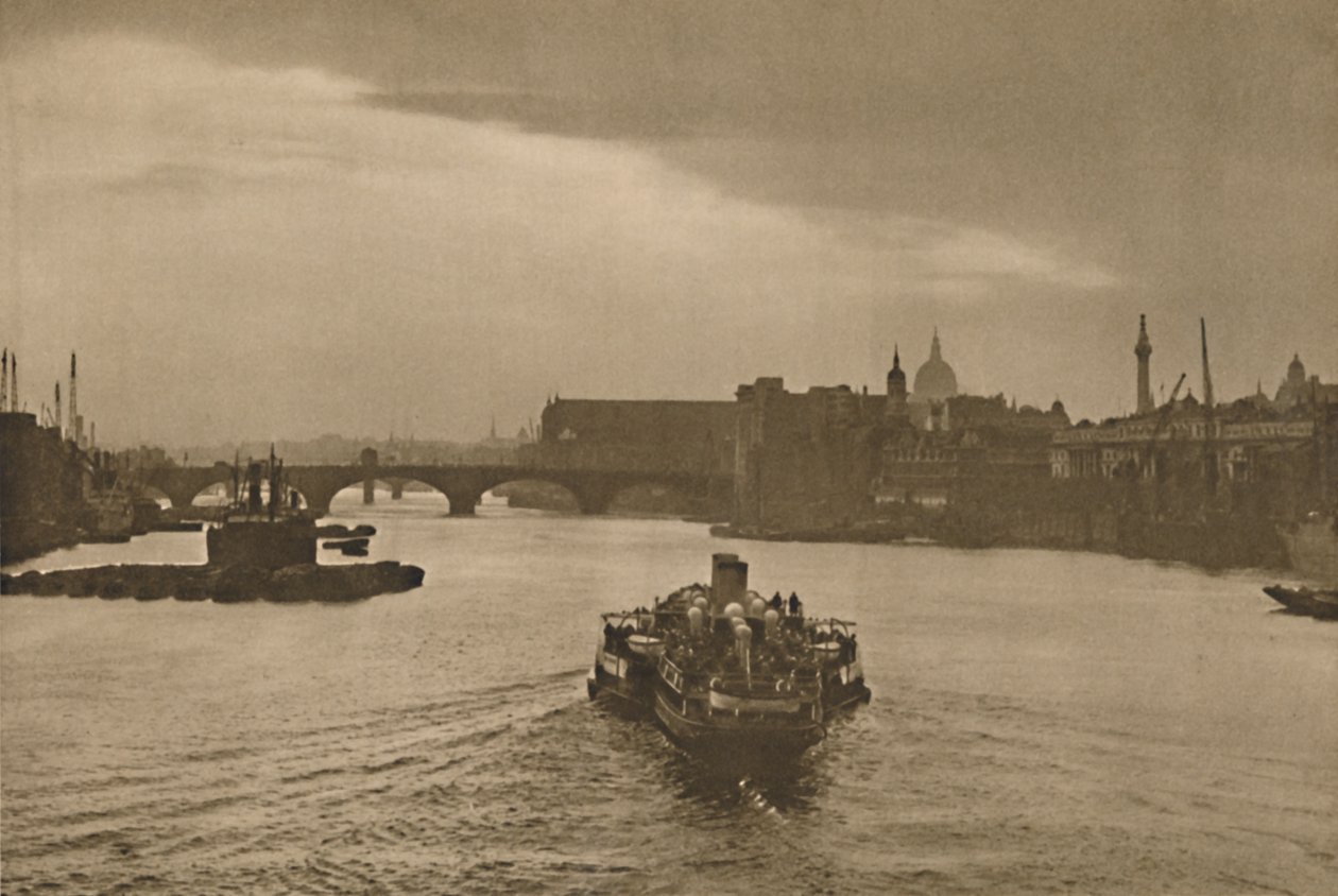 London-On-Sea: Denní výletní loď míří do západu slunce při návratu z Margate, c1935. od Unbekannt