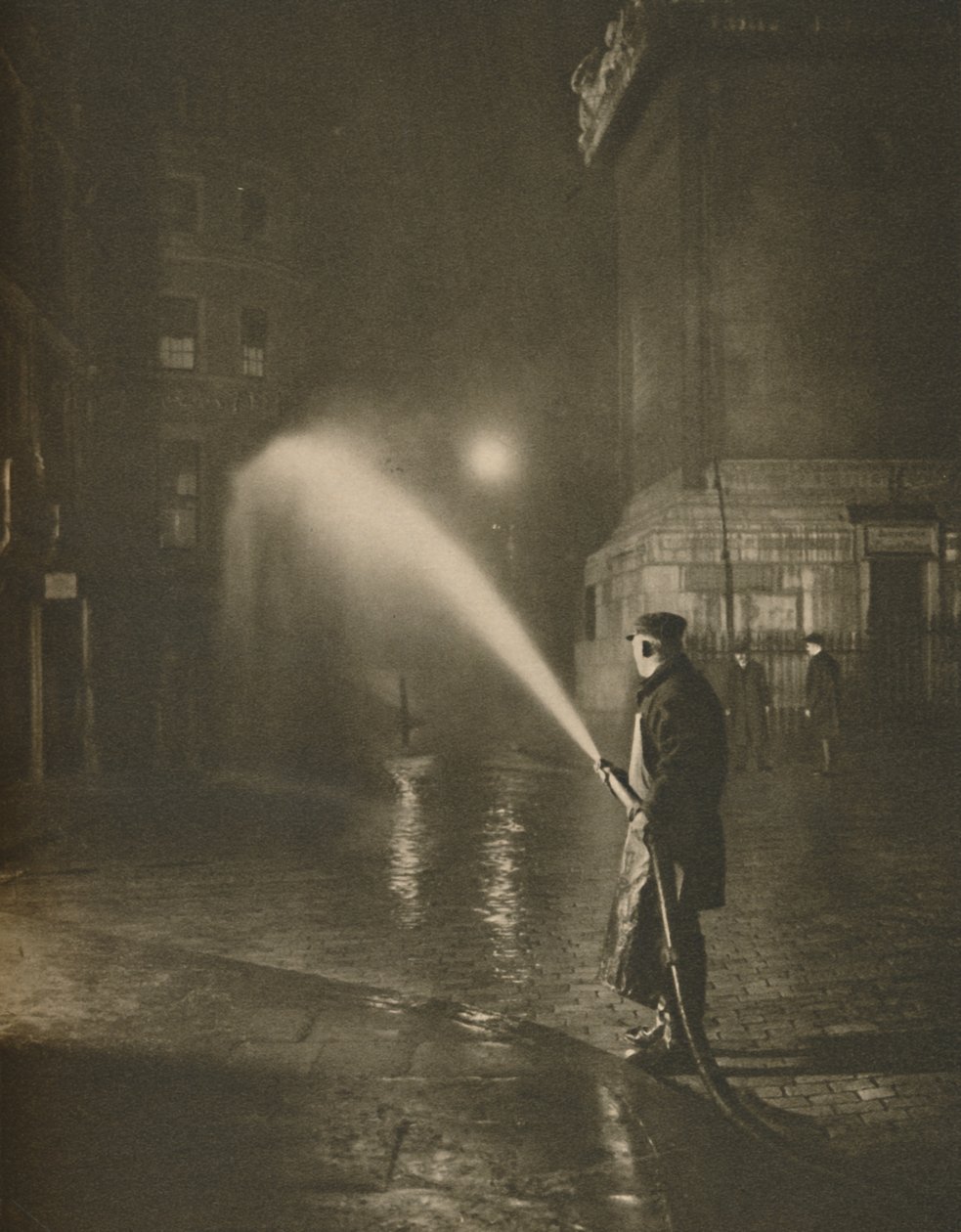 Londýnský noční úklid: Scéna na úpatí památníku, c1935. od Unbekannt