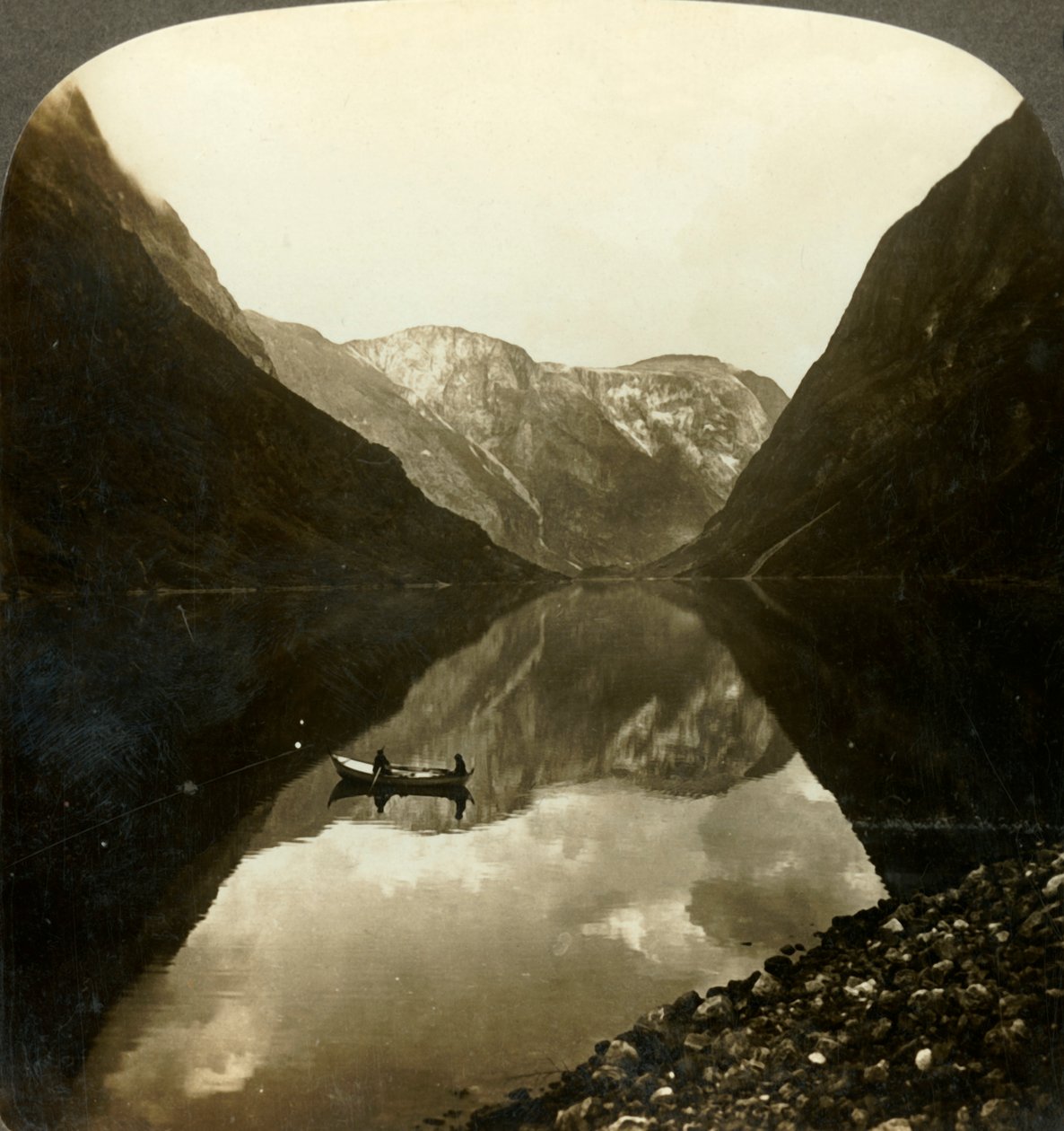 Při pohledu dolů do hlubokého, stále ještě Naerofjordu, z blízkosti Gudvangen, Norsko, c1905. od Unbekannt