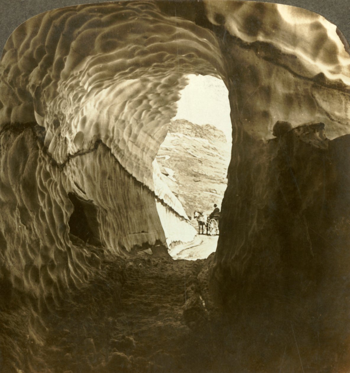 Při pohledu přes sněhový tunel na letní cestě přes průsmyk Dyreskard, Norsko., c1905. od Unbekannt
