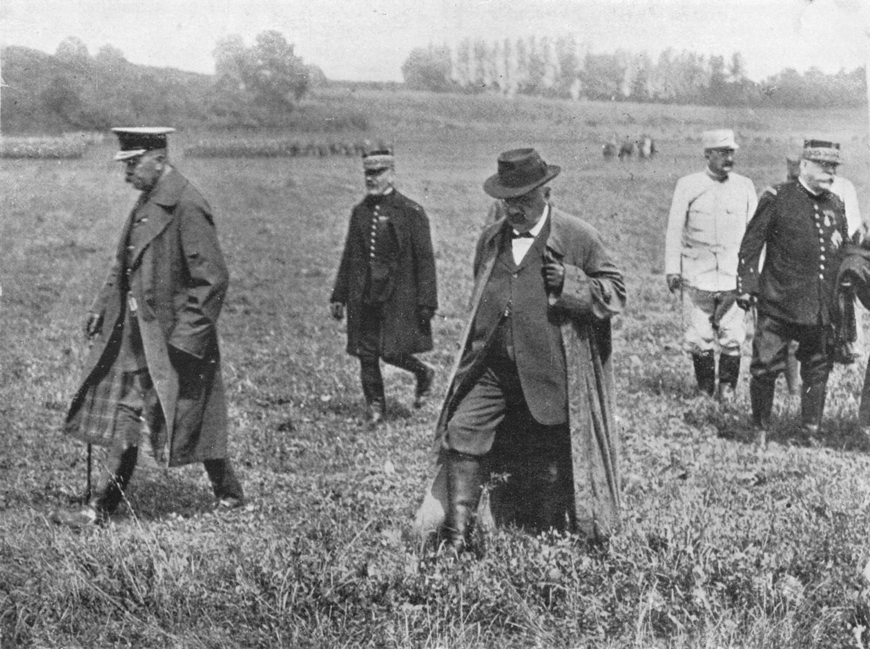 Lord Kitcheners navštěvuje frontu: Lord Kitcheneer, M. Millerand a generál Joffre odcházejí později od Unbekannt