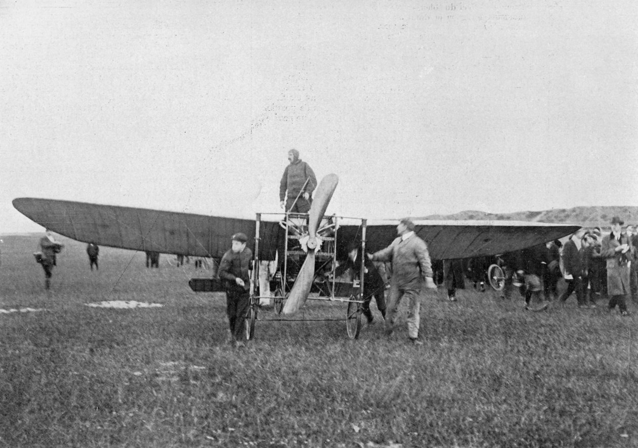 Louis Blériot se chystá provést první úspěšný let přes Lamanšský průliv, 1909 od Unbekannt