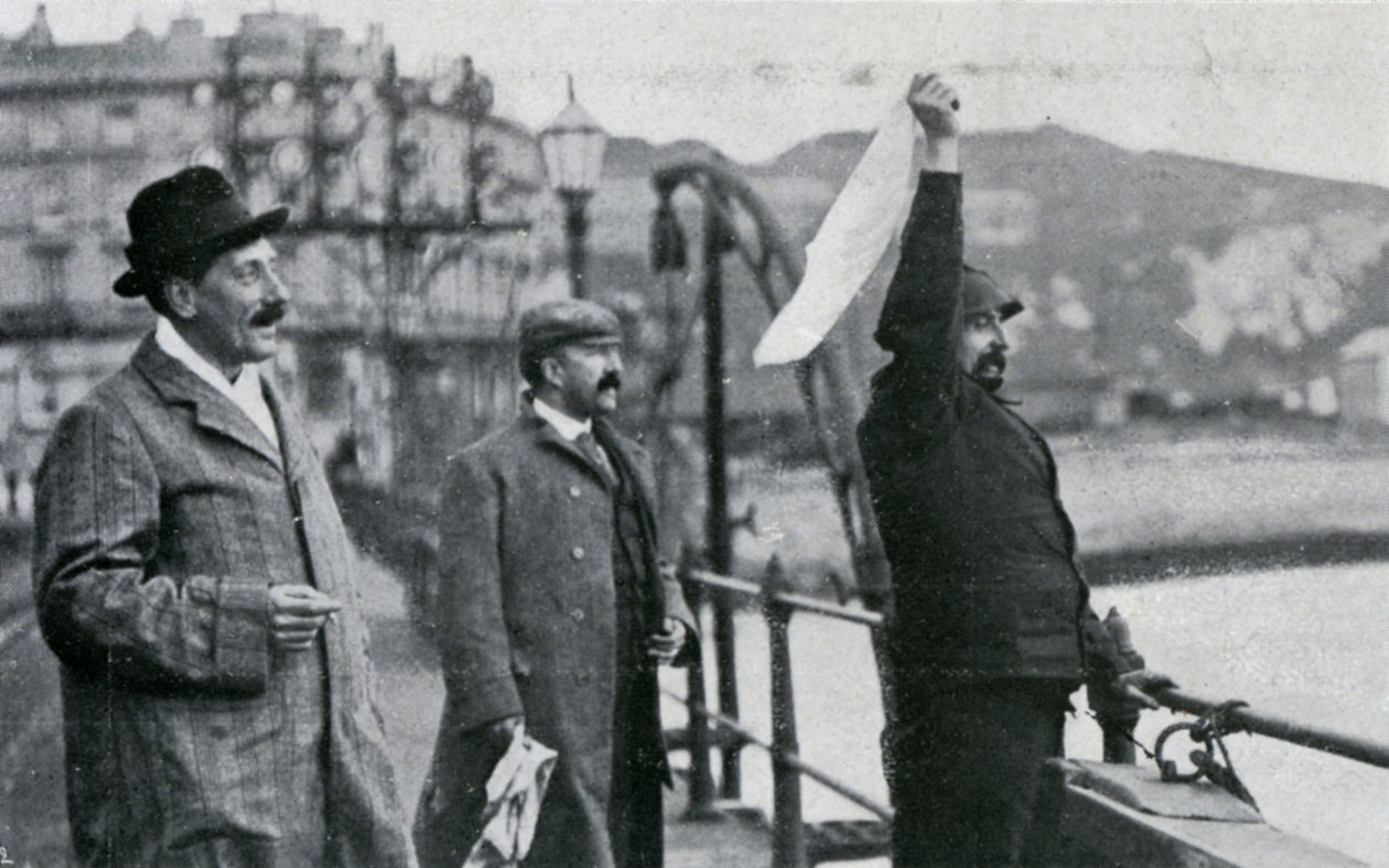 Louis Blériot na molu v Doveru po jeho letu přes Lamanšský průliv, 25. července 1909 od Unbekannt