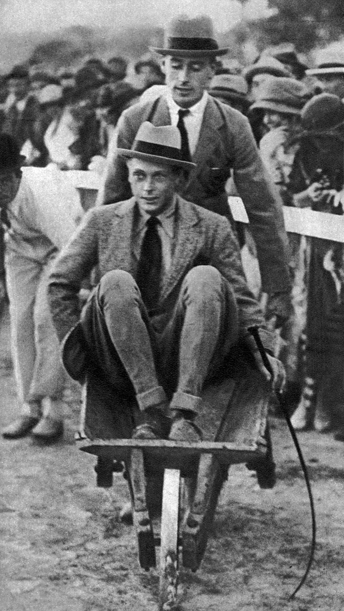 Louis Mountbatten na kole svého bratrance, prince z Walesu, v gymkhaně na Maltě, 1936 od Unbekannt