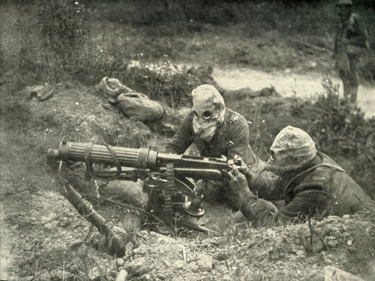 Kulometníci v akci s plynovými přilbami, 1919. od Unbekannt