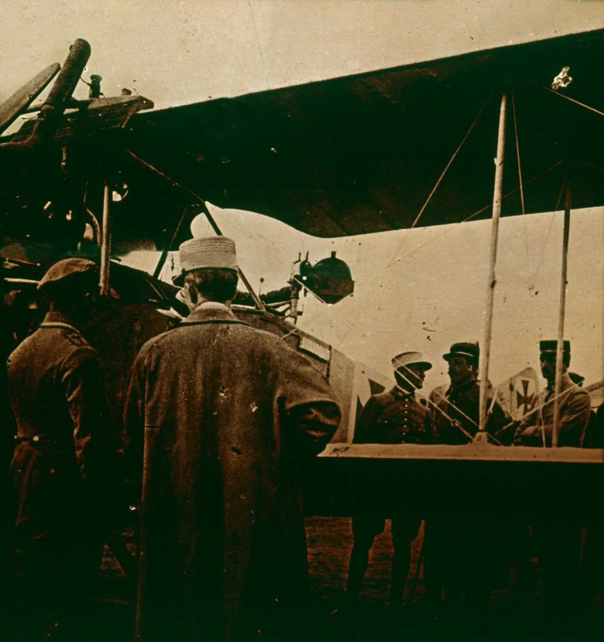 Kulomet namontovaný na dvouplošníku, výfuk směrem nahoru, c1914-c1918 od Unbekannt