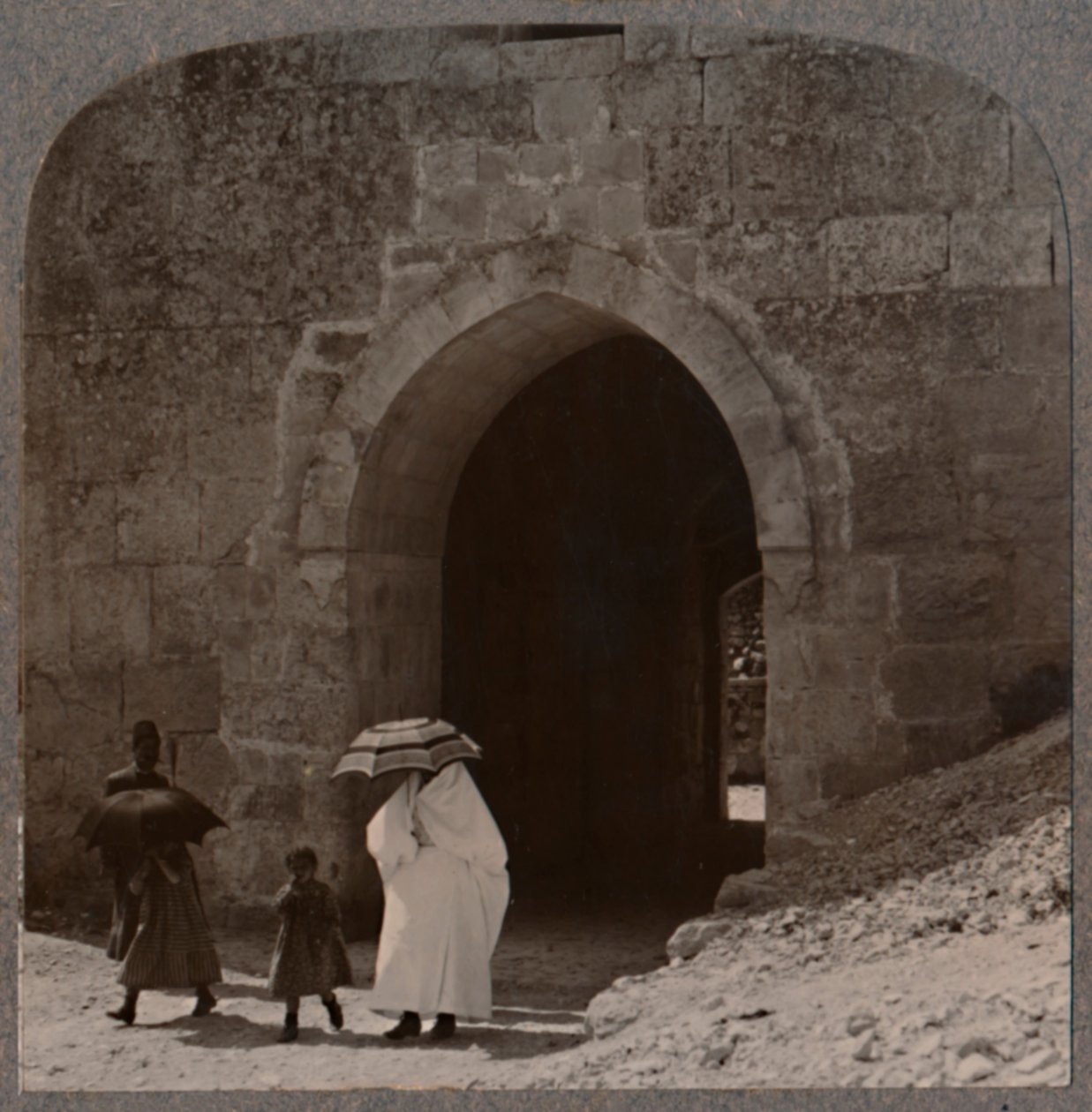 Mahommédské ženy vstupující do Jeruzaléma Herodovou bránou, kolem roku 1900 od Unbekannt