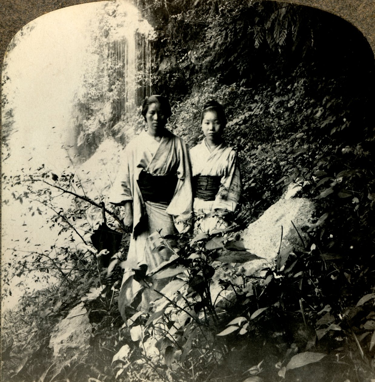 Panny země vycházejícího slunce, pod vodopády Kogijoku..., c1900. . od Unbekannt