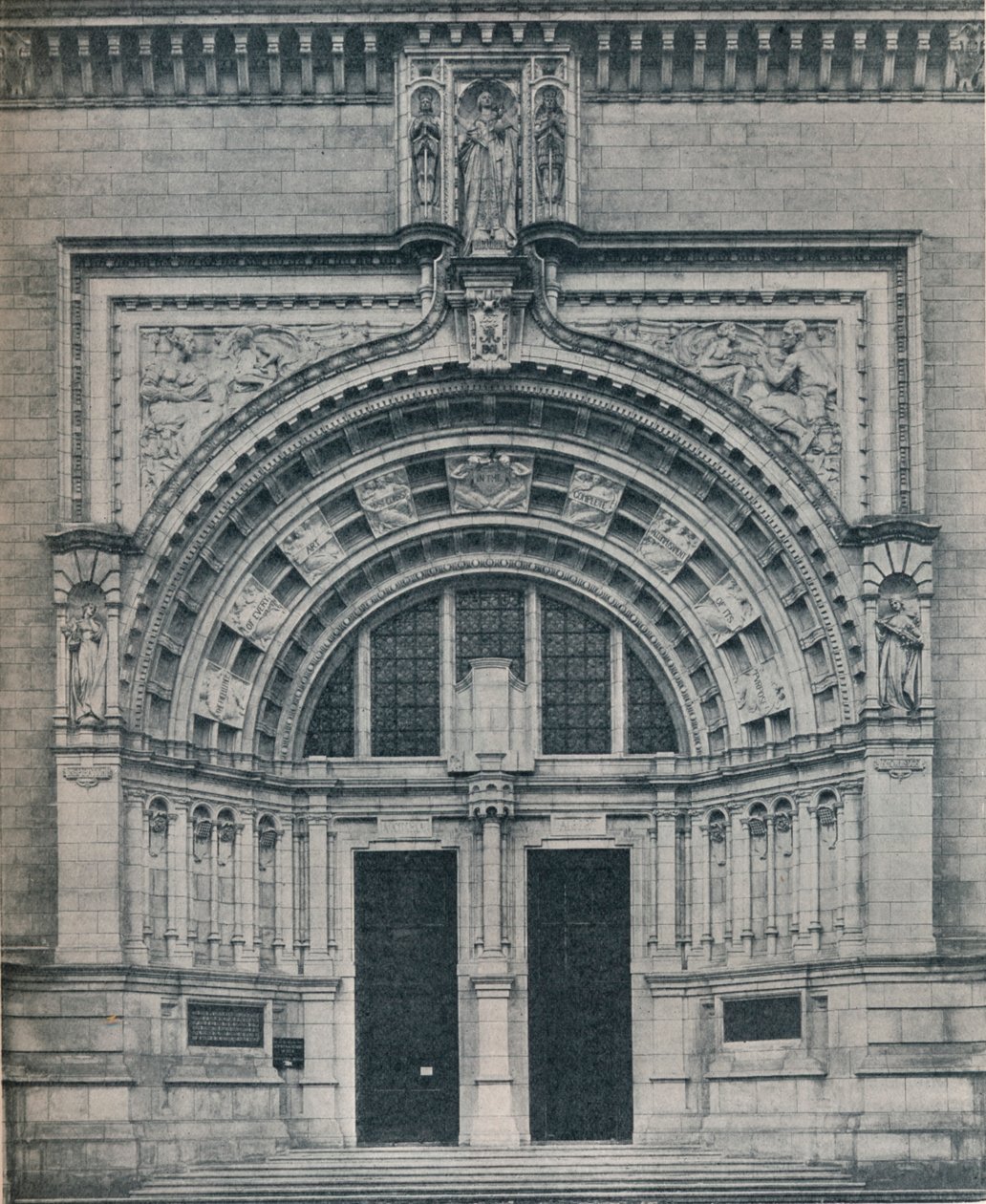 Hlavní vchod, Victoria and Albert Museum, se sochou Alfreda Druryho, c1909. od Unbekannt