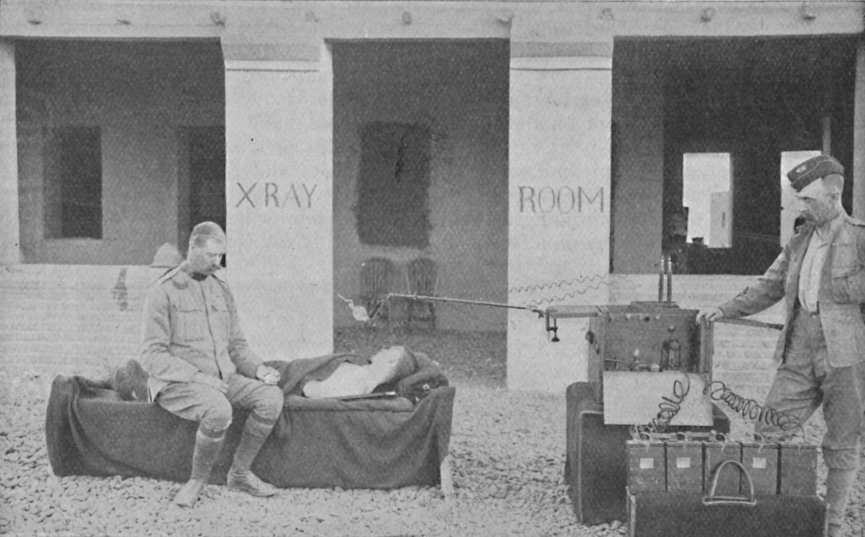 Major Battersby a jeho sanitář provádějící rentgenový snímek v Soudanu, c1890, 1910 od Unbekannt