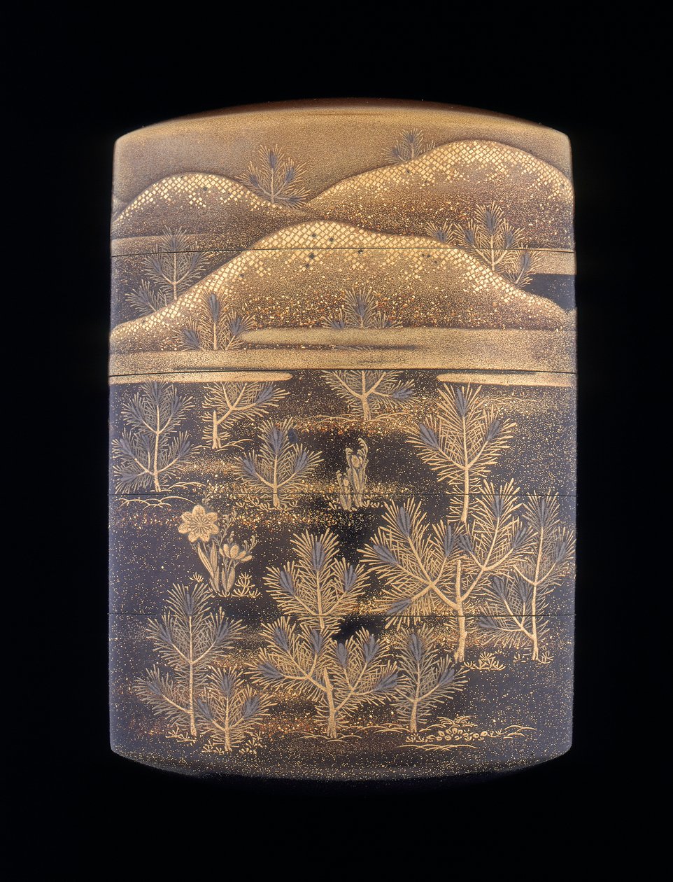 Makie lak inro zdobený stylizovanými borovicemi a kopci, pozdní období Edo, Japonsko, 1750-1850 od Unbekannt