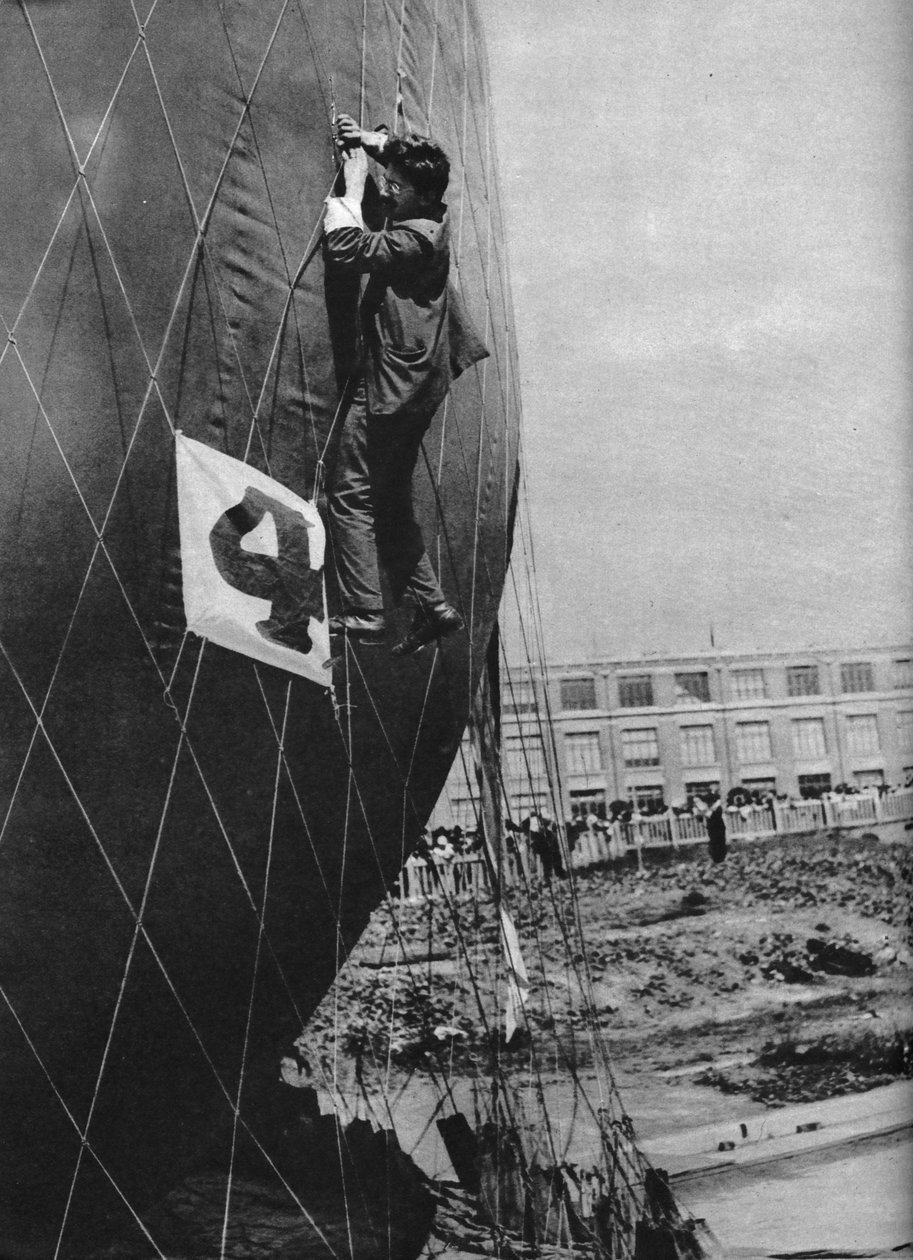 Provádění úprav na síti balónu před připojením koše, c1935 c1937 od Unbekannt