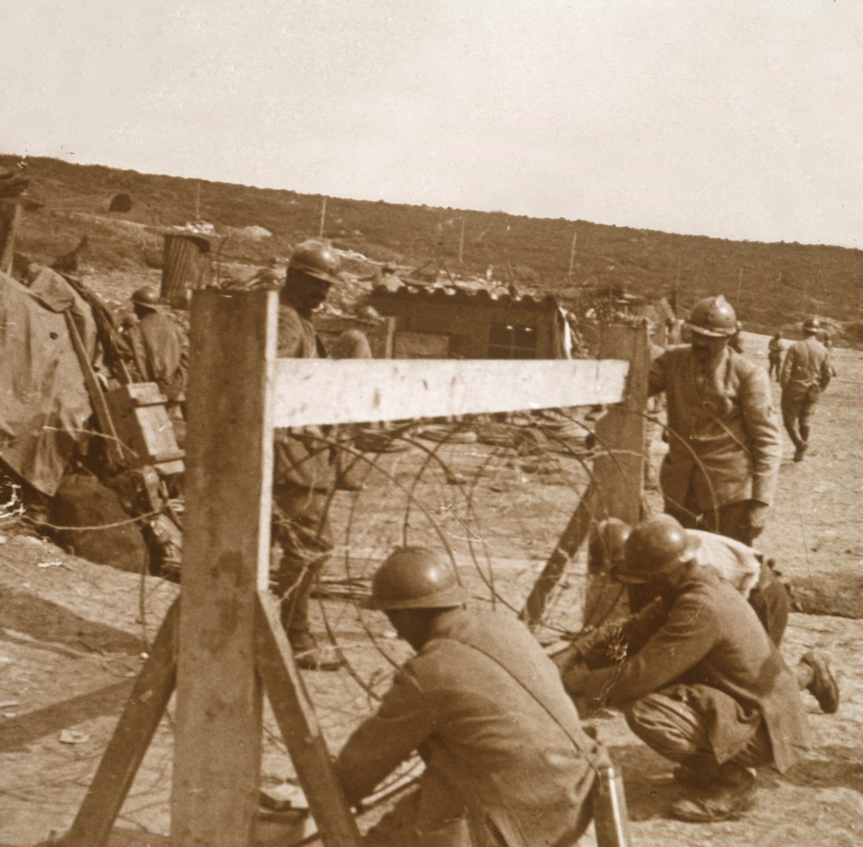 Výroba ostnatého drátu, c1914-c1918 od Unbekannt