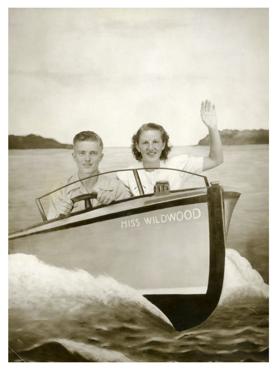 Muž a žena ve člunu s názvem "Miss Wildwood" kolem roku 1940 (foto) od Unbekannt