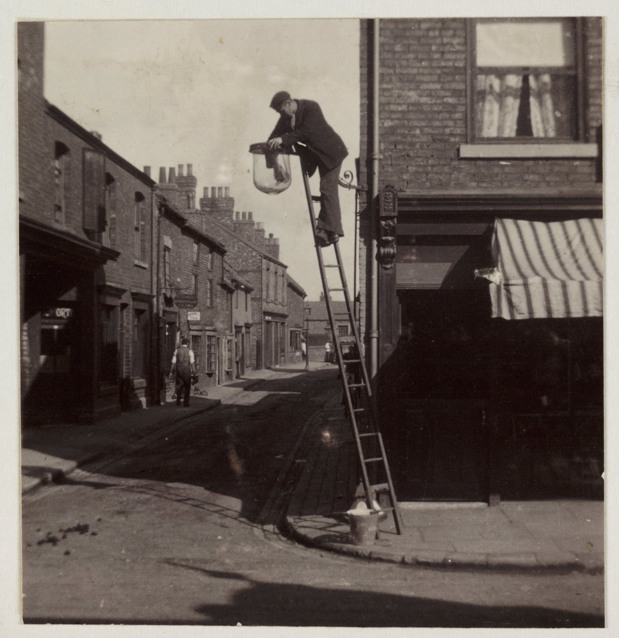 Muž čistící plynové pouliční osvětlení, c 1905 od Unbekannt