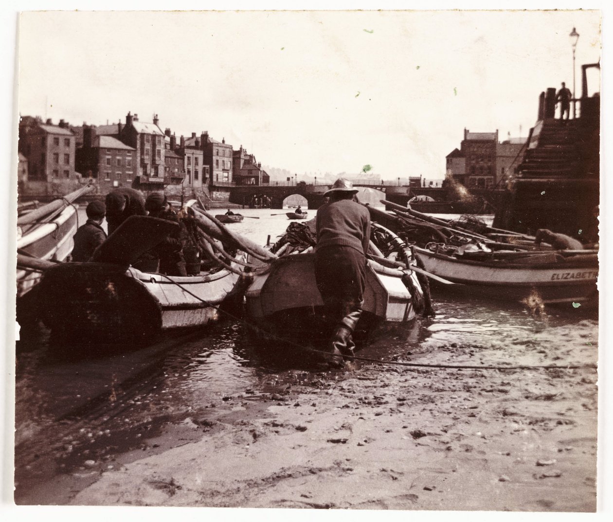 Muž spouští rybářskou loď, Whitby Harbour, c 1901 od Unbekannt