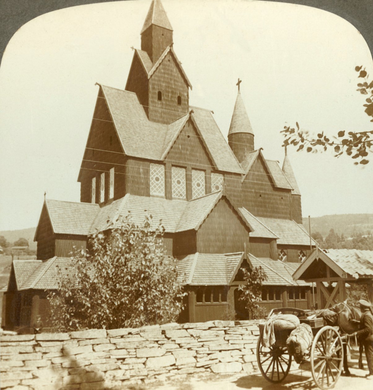 Mnoho sedlových dřevěných kostelů s podloubím a věžičkami z 12. století, Hitterdal, Norsko, c1905. od Unbekannt