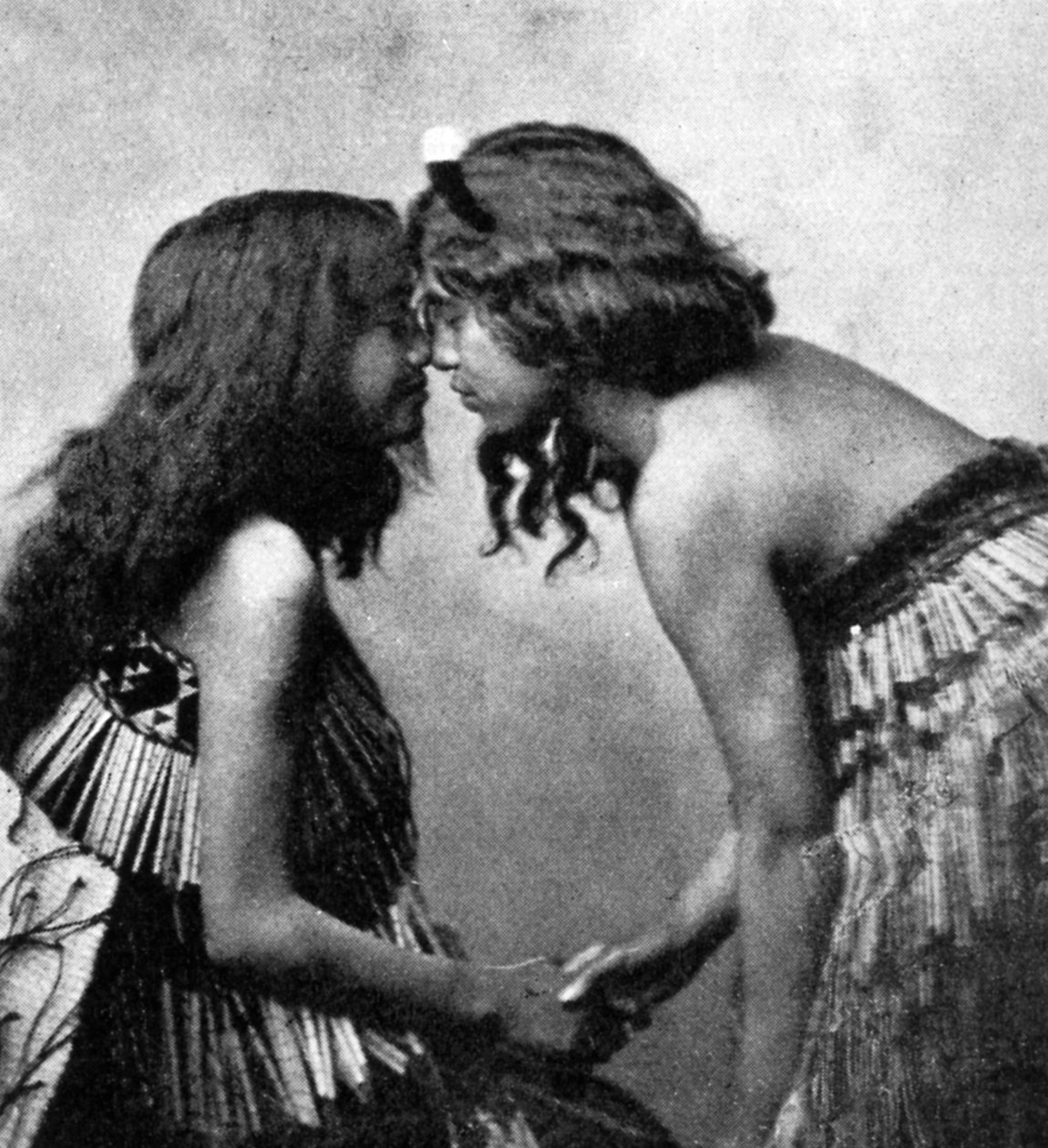 Maorské dívky si mnou nosy, c1920 od Unbekannt
