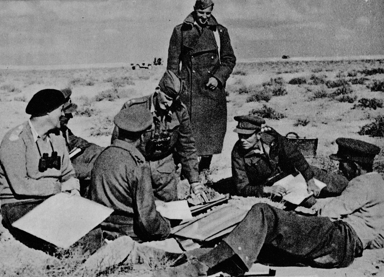 Mapy a plány jsou rozloženy na písku, 1942 1944 od Unbekannt