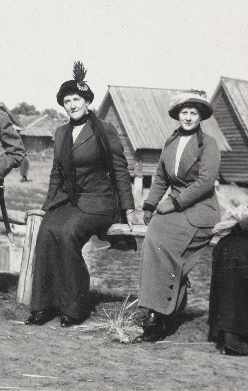 Maria Evgenyevna Golovina, sekretářka Rasputin right a Julia Alexandrovna Den, 1912-1913 od Unbekannt