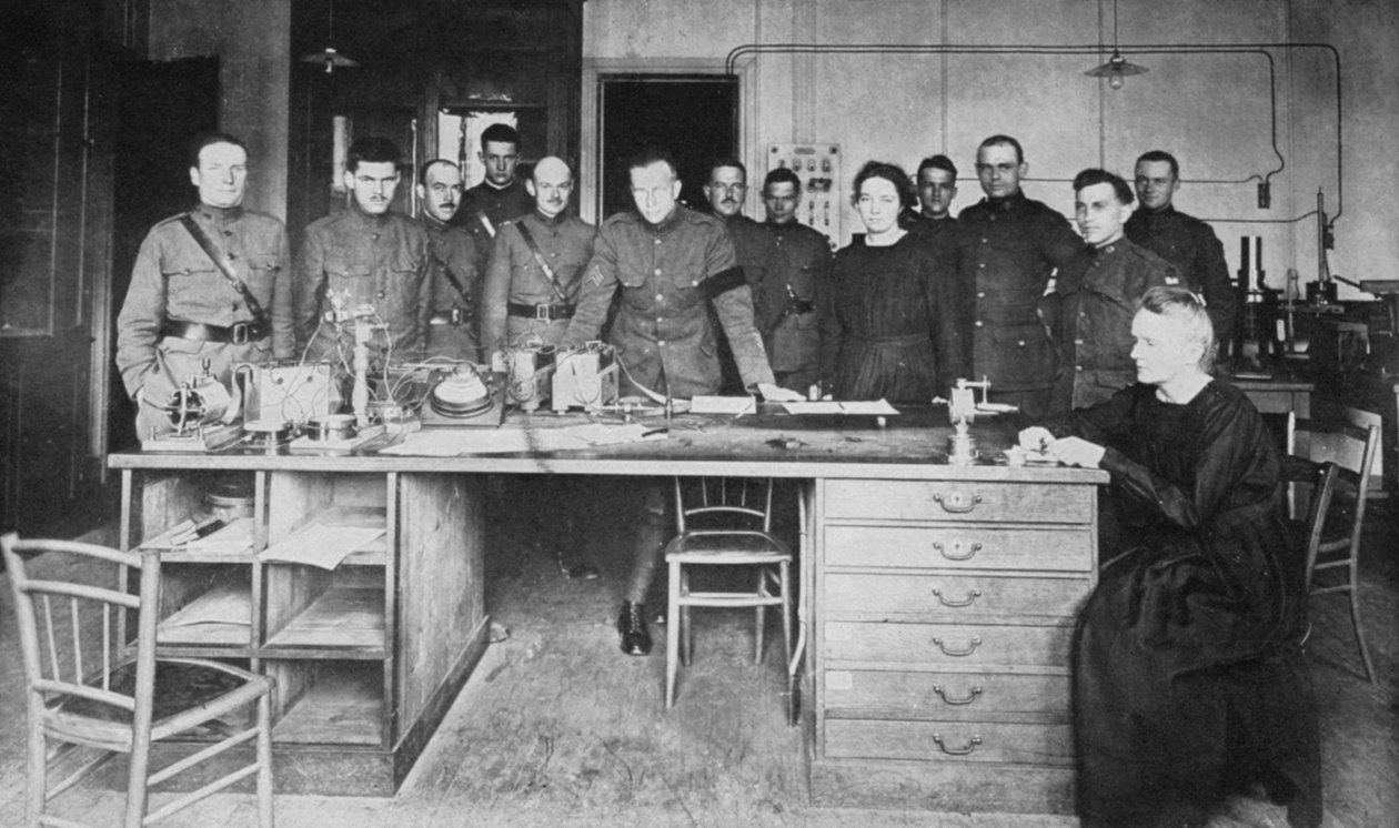 Marie Curie, francouzská fyzička polského původu, v Institutu Radium, Paříž, 1919 od Unbekannt
