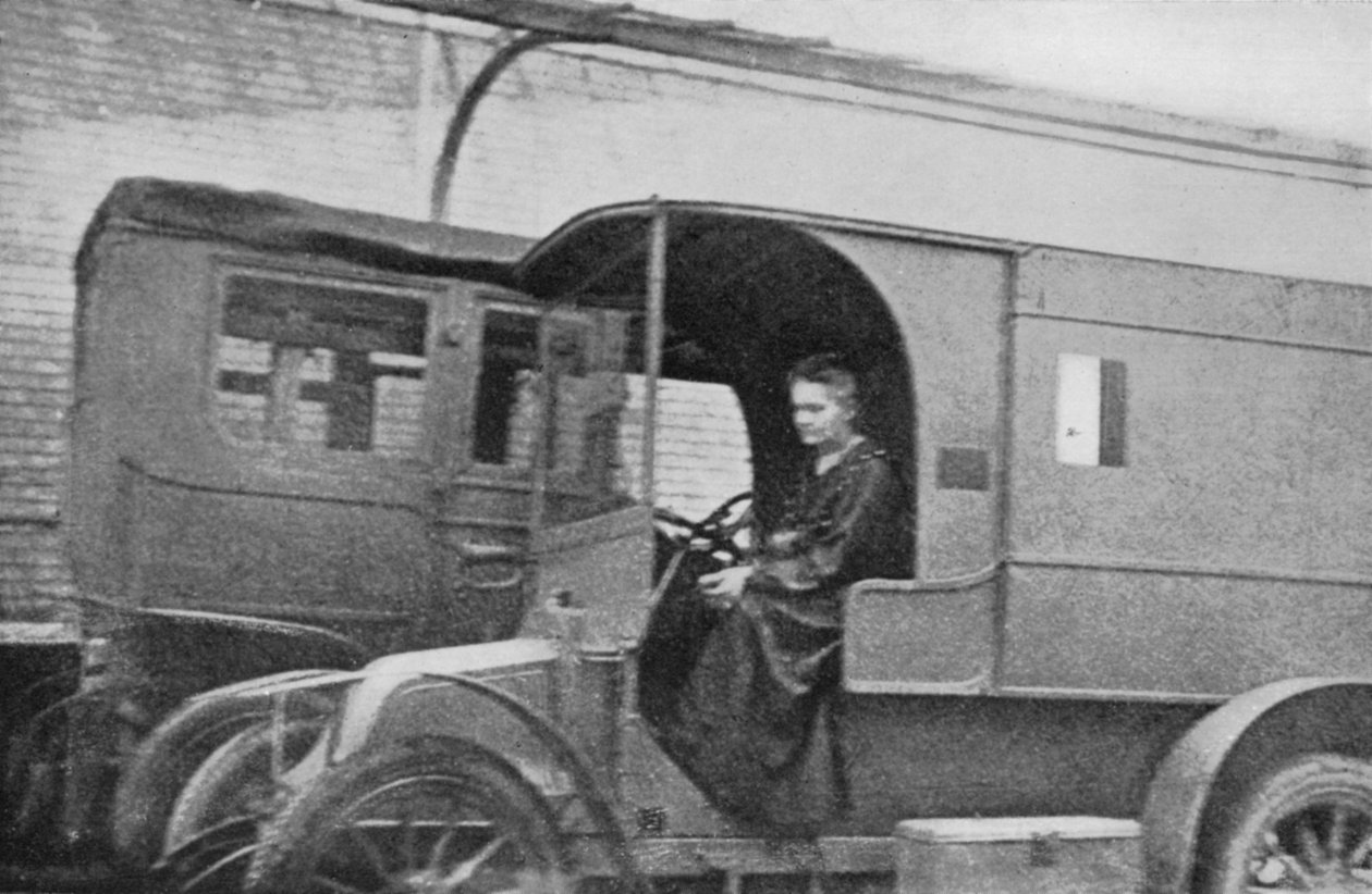 Marie Curie, francouzská fyzička polského původu, řídí auto přestavěné na radiologickou jednotku, 1914 od Unbekannt