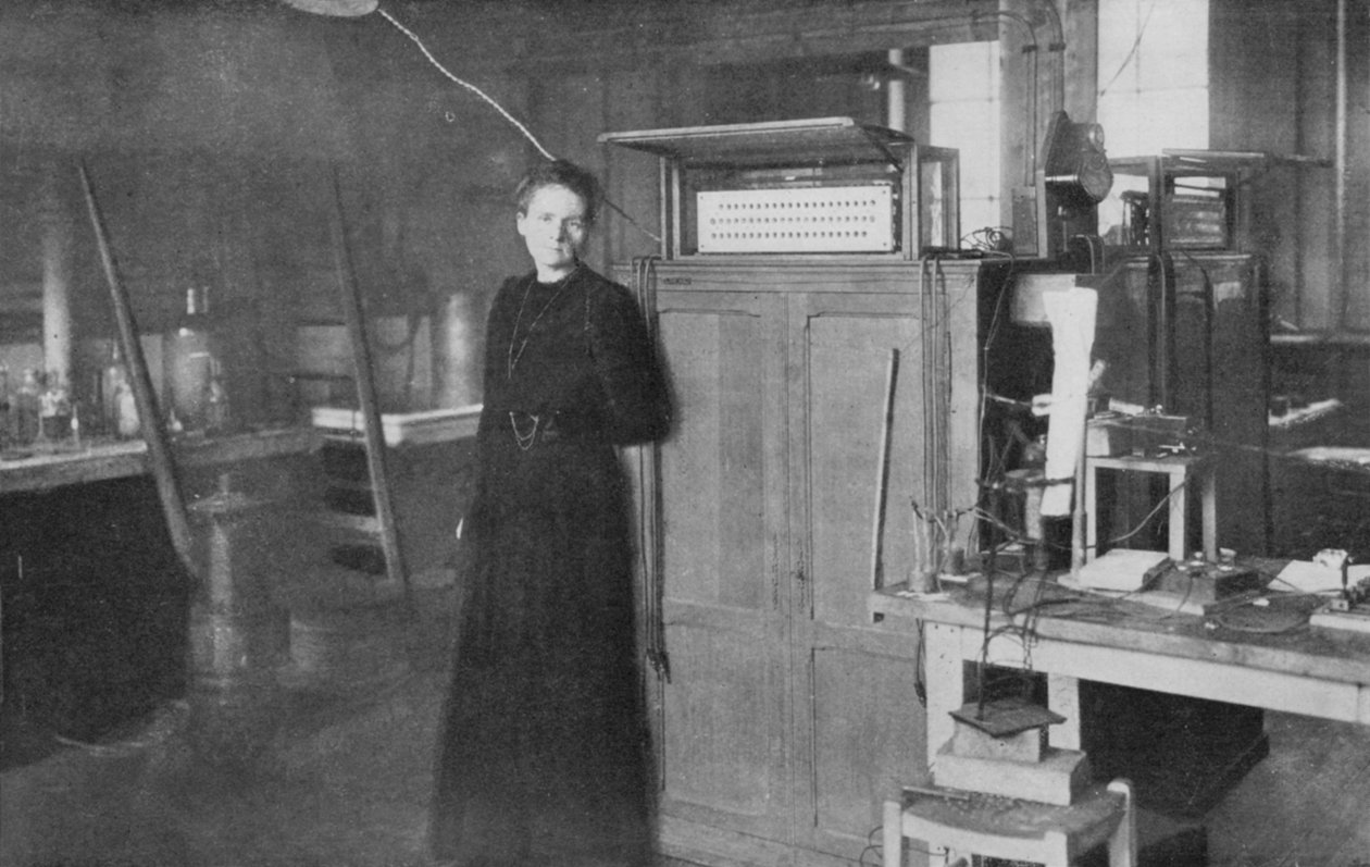 Marie Curie, francouzská fyzička polského původu, ve své laboratoři, 1912 od Unbekannt