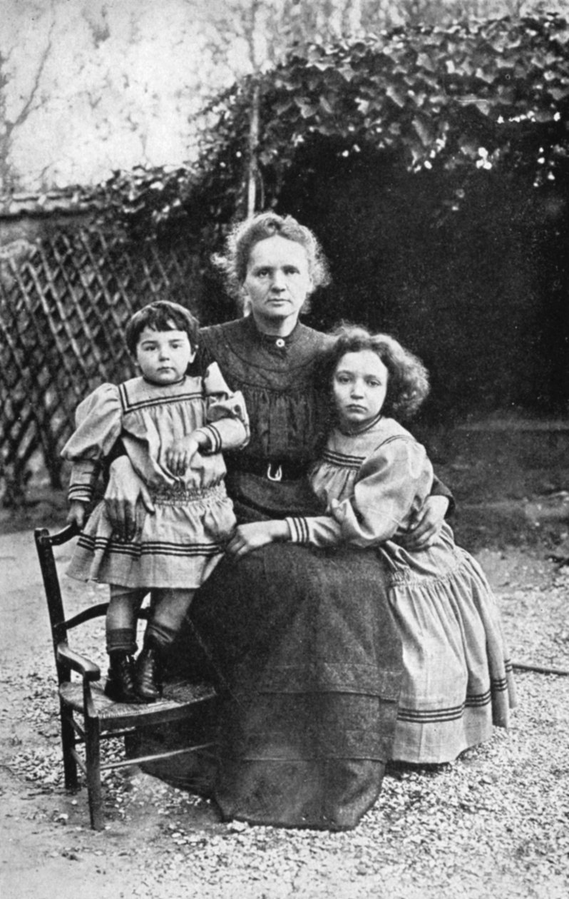 Marie Curie, francouzská fyzička polského původu, se svými dcerami Eve a Irene, 1908 od Unbekannt